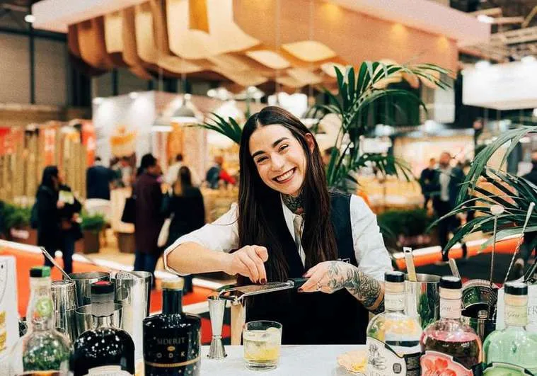 Valeria trabajando en un stand de un bar show internacional