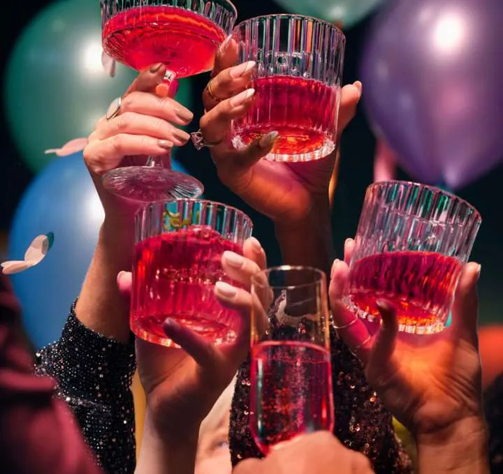Brindis con cócteles en un evento nocturno