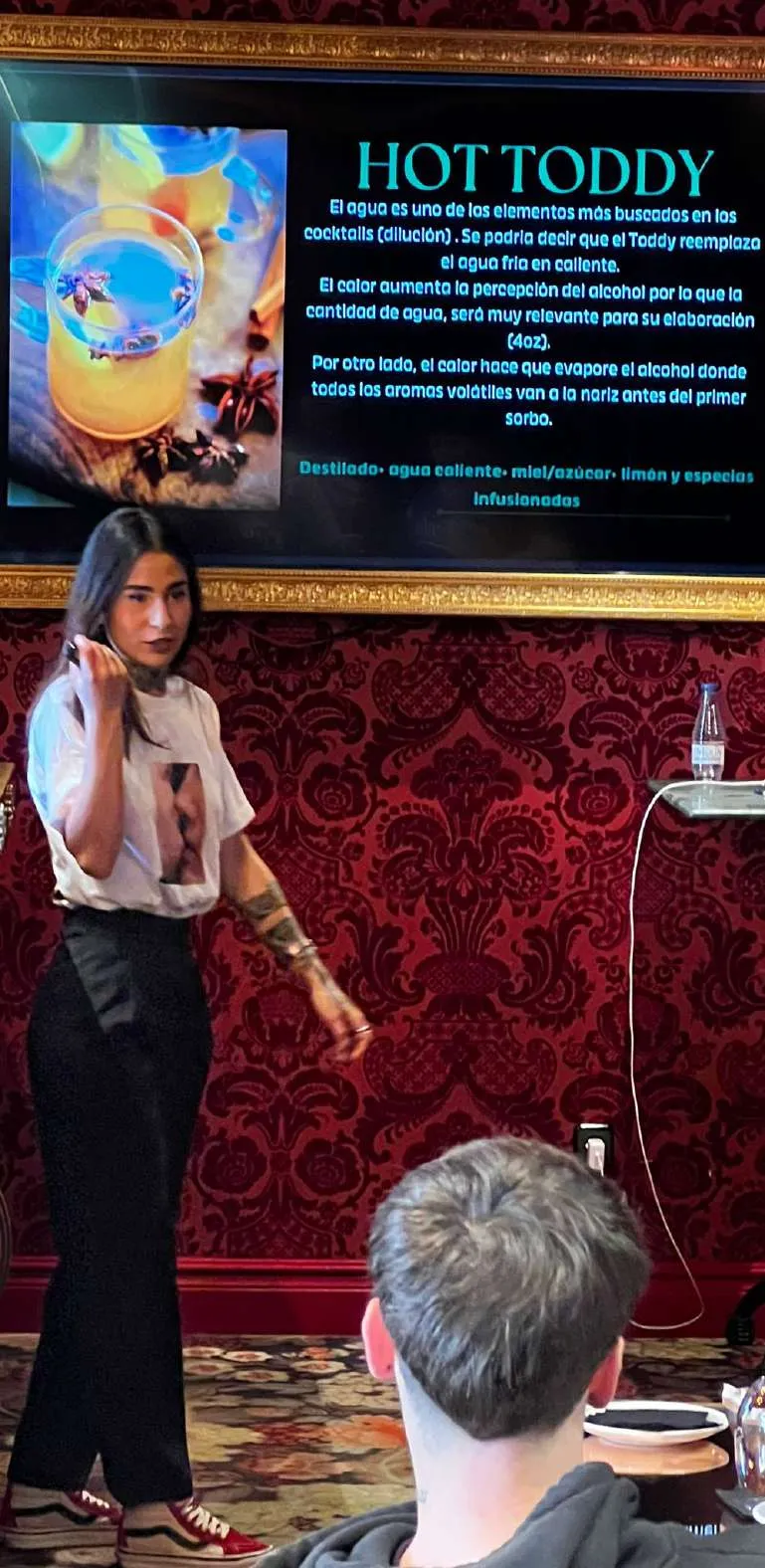 Valeria impartiendo una masterclass de coctelería