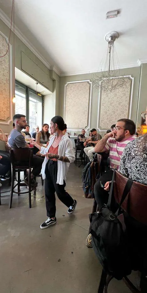 Grupo de Varmeet conversando en un cocktail bar de Madrid